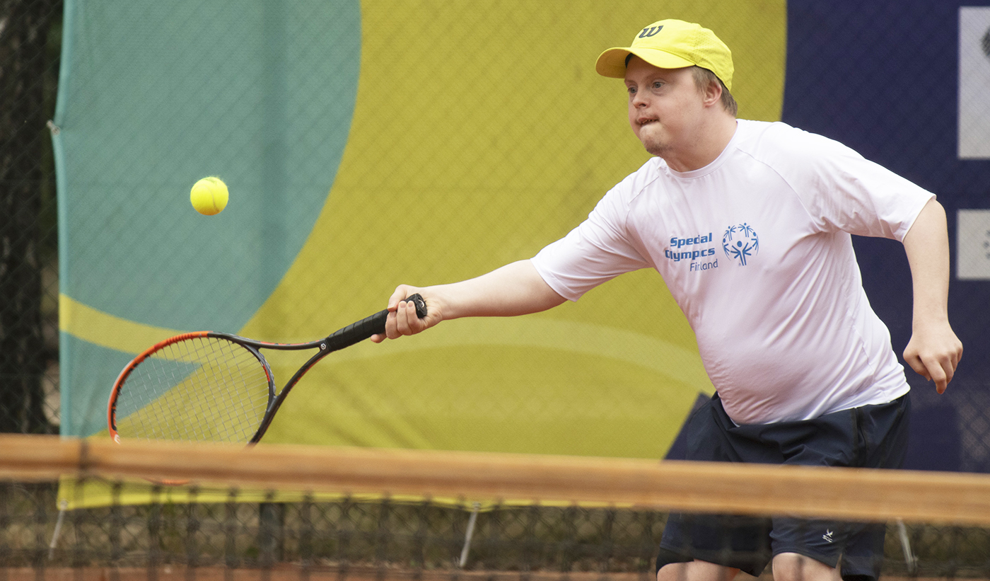 Tommi Tyynilä pelaamassa tennistä.